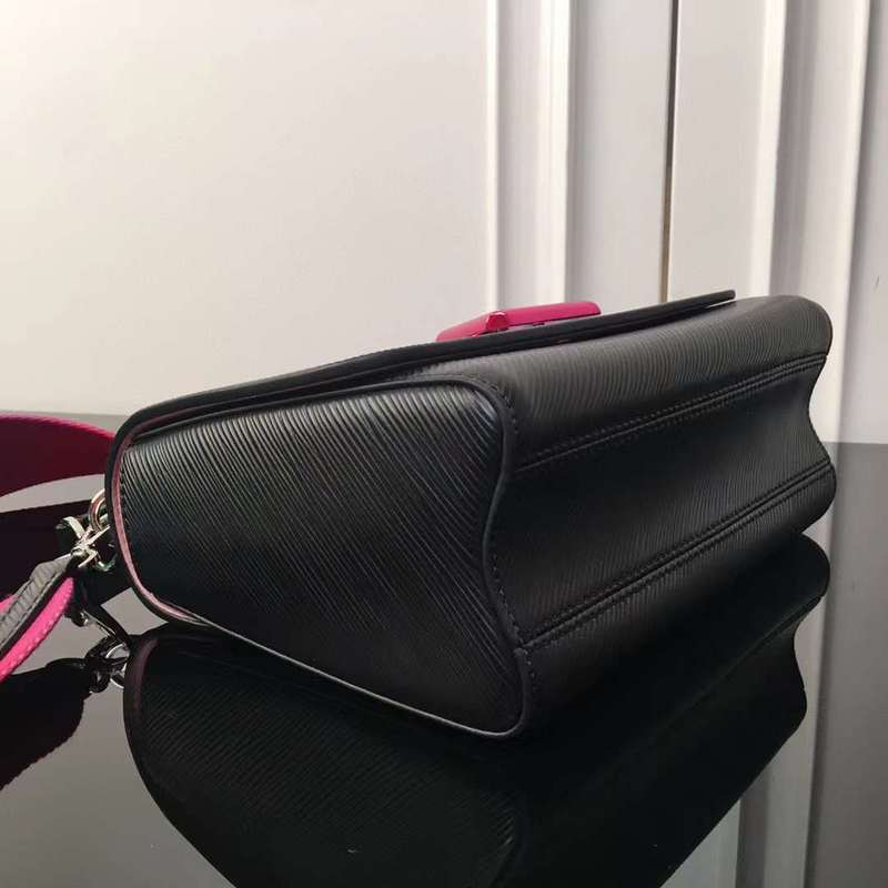 Handle and strap detail of sleek everyday-luxe women's handbag – women's statement bag