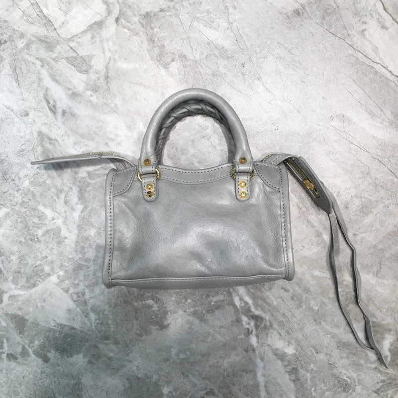 Effortless Faux Leather Handbag - Modern Structured Build | Women's Fashion Handbag #640 - close-up detail shot (image 3) of designer-inspired handbag