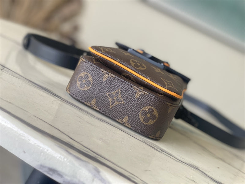  satchel close-up of hardware and finish