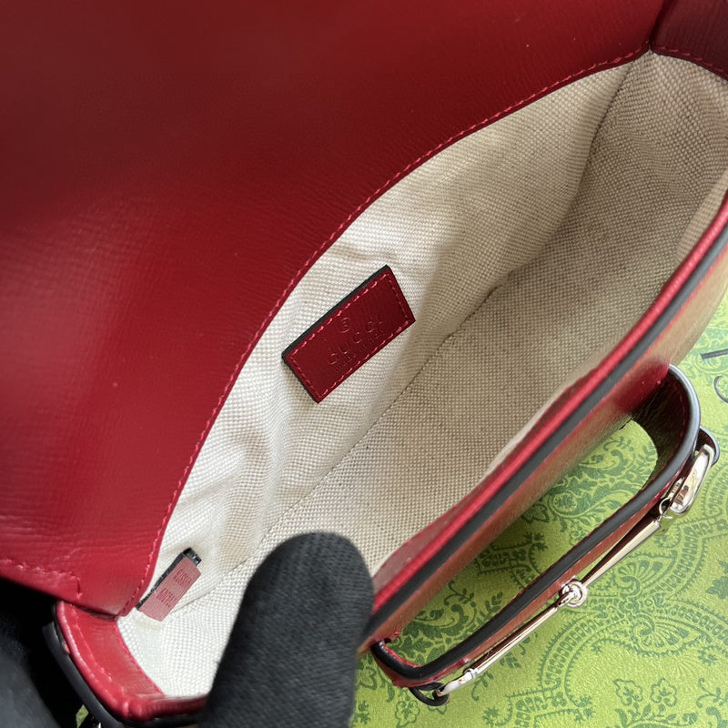 Side profile of premium modern women's handbag – women's everyday handbag