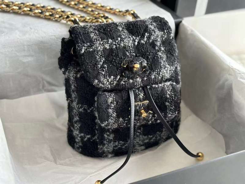 Zivas Charm Chic Craftsmanship Everyday Handbag (Versatile Style Statement) – Detail View