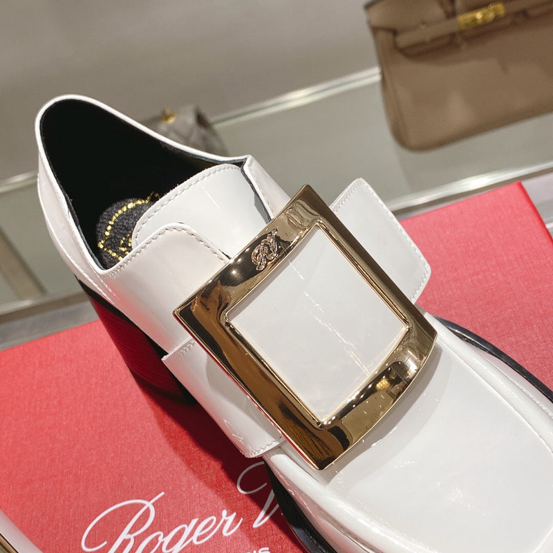 Three-quarter angle view of Roger Vivier luxury piece style No.042