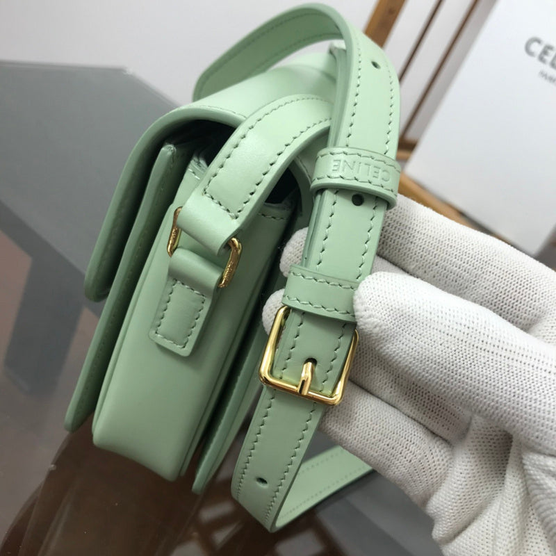 Handle and strap detail of sleek chic women's handbag – women's statement bag