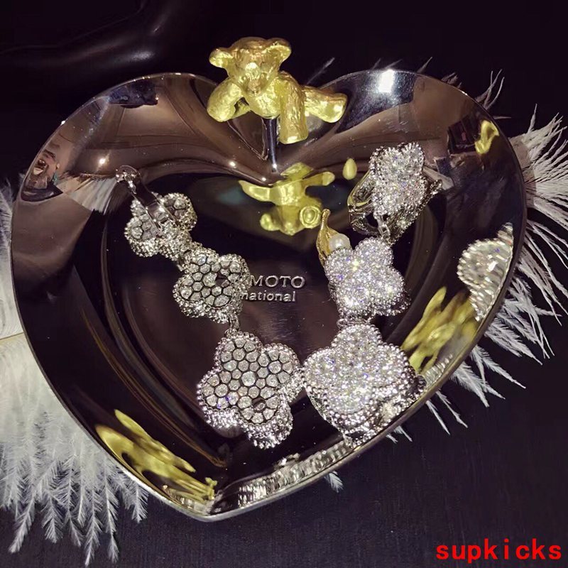 Full view of Van Cleef & Arpels unisex jewelry piece