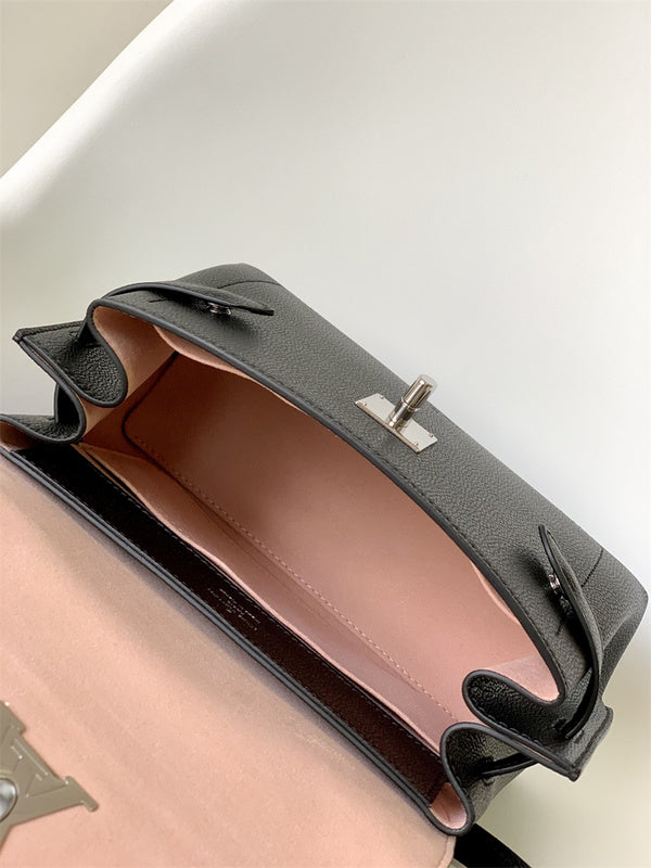  everyday shoulder bag detail view showing craftsmanship 14