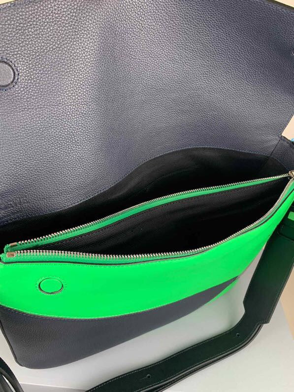 Ziva's Charm handbag – carry view (27cm*25cm*9cm)