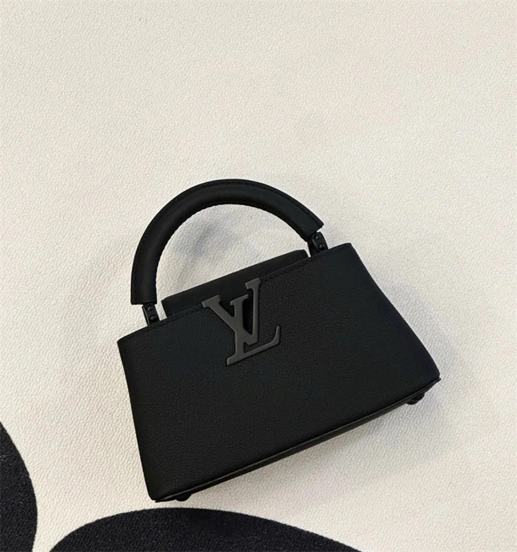  Versatile shoulder bag carried on shoulder 34