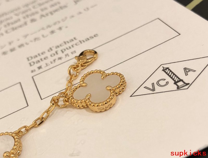 Side view of Van Cleef & Arpels unisex jewelry piece