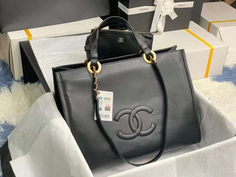 Zivas Charm Sleek Silhouette Luxury Handbag (Everyday Luxury Essential) – Detail View