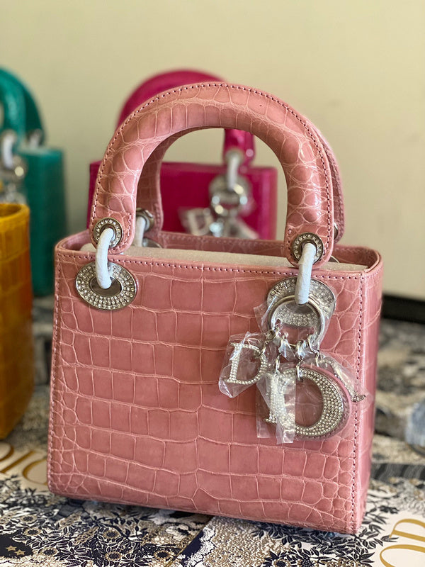 Side profile of everyday-luxe structured women's handbag – women's everyday handbag