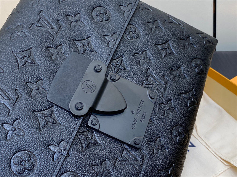  carryall bag close-up of hardware and finish