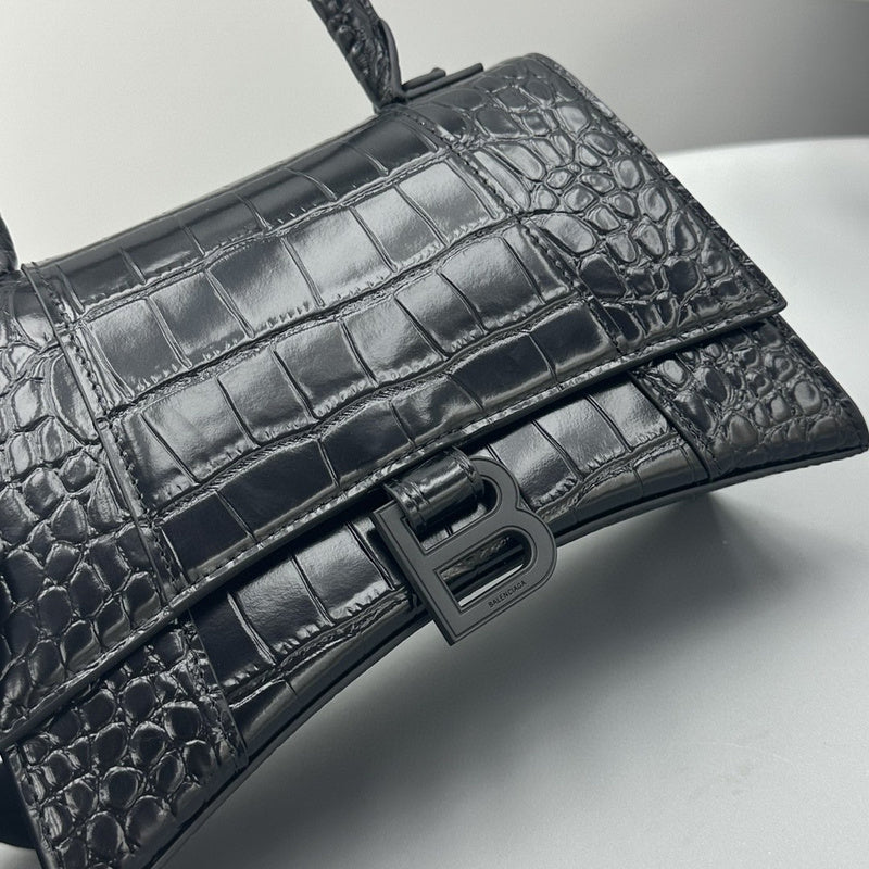 Zivas Charm Polished Finish Statement Handbag (Refined Practical Design) – Close-Up Detail