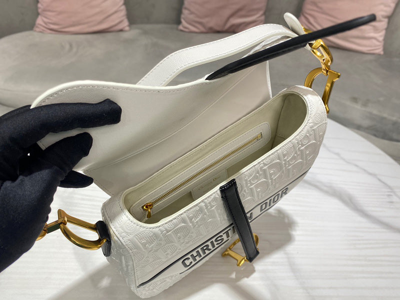 Handle and strap detail of sleek premium women's handbag – women's luxury handbag