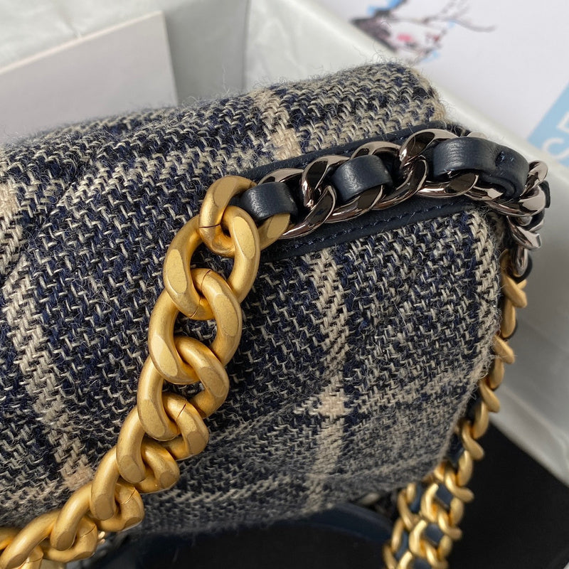 Zivas Charm Modern Minimalist Look Designer Handbag (Designer-Inspired Craftsmanship) – Detail View