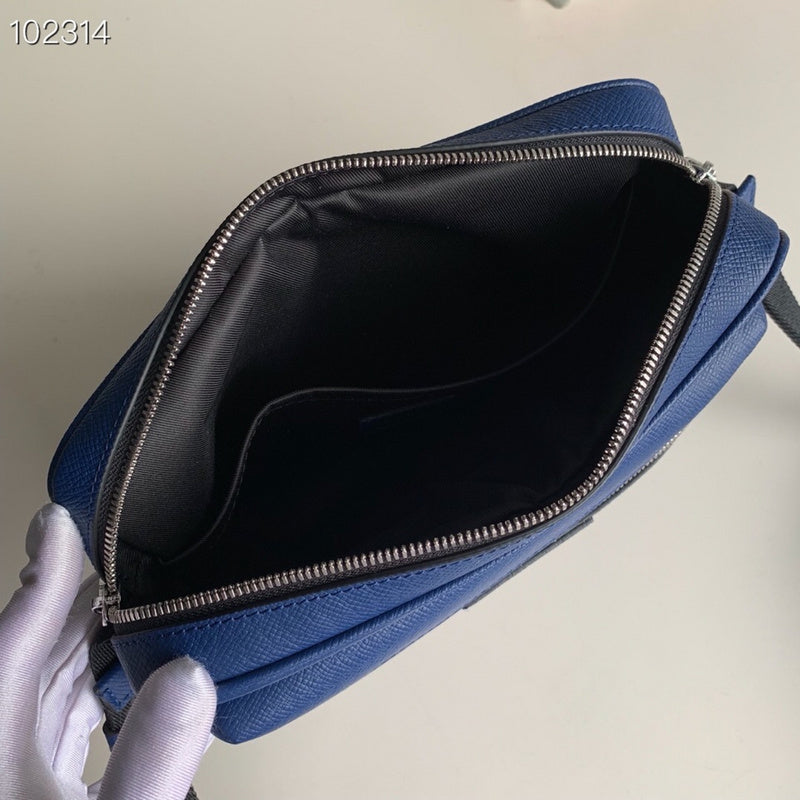 Handle and strap detail of statement everyday-luxe women's handbag – women's premium purse