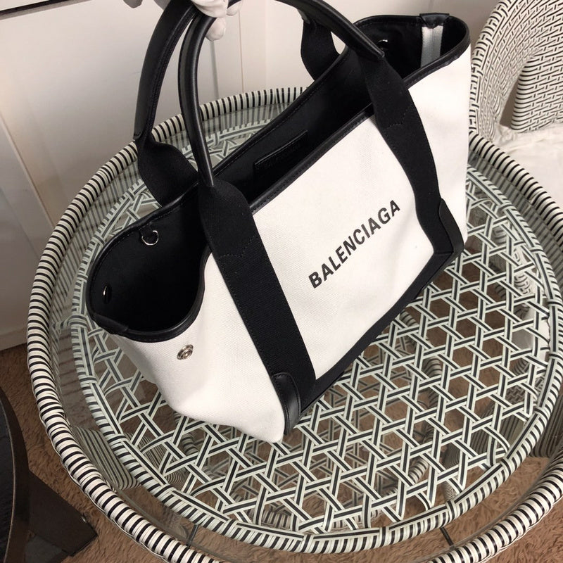 Handle and strap detail of everyday-luxe statement women's handbag – women's luxury accessory