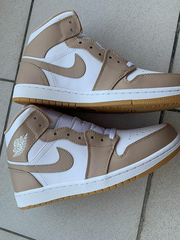 Nike Men's & Women's Luxury Low-Top Trainers — Style 189 back view