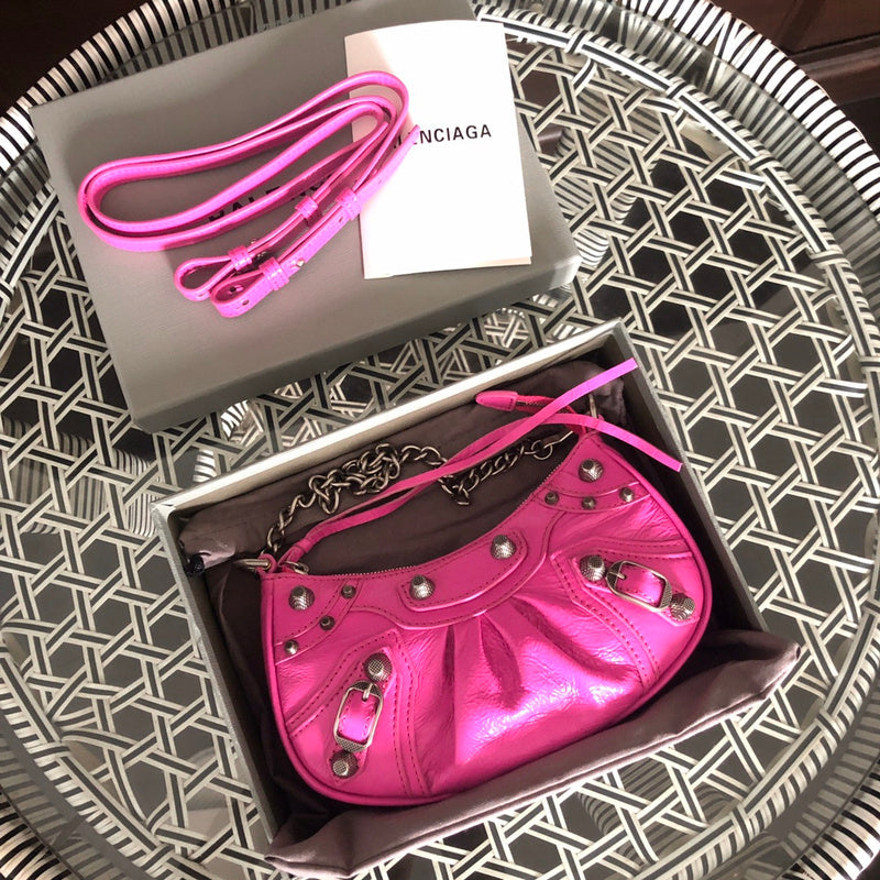 Handle and strap detail of modern polished women's handbag – women's designer-style accessory