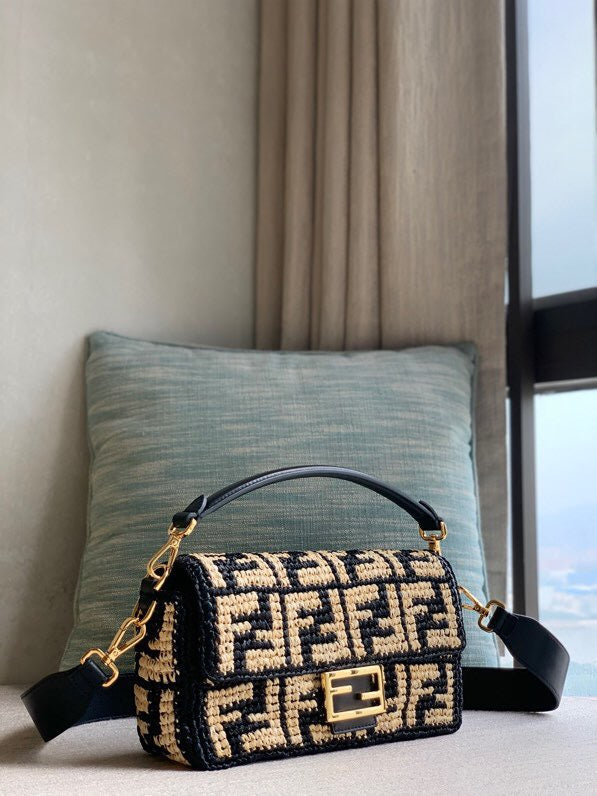 Ziva's Charm handbag – detail view (27cm*6cm*15cm)