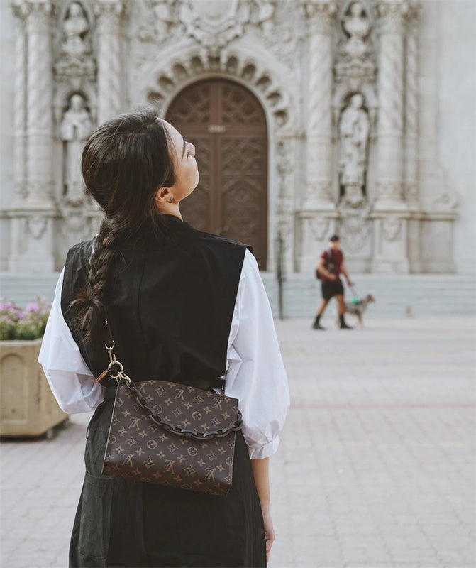  statement tote bag styled with outfit 24