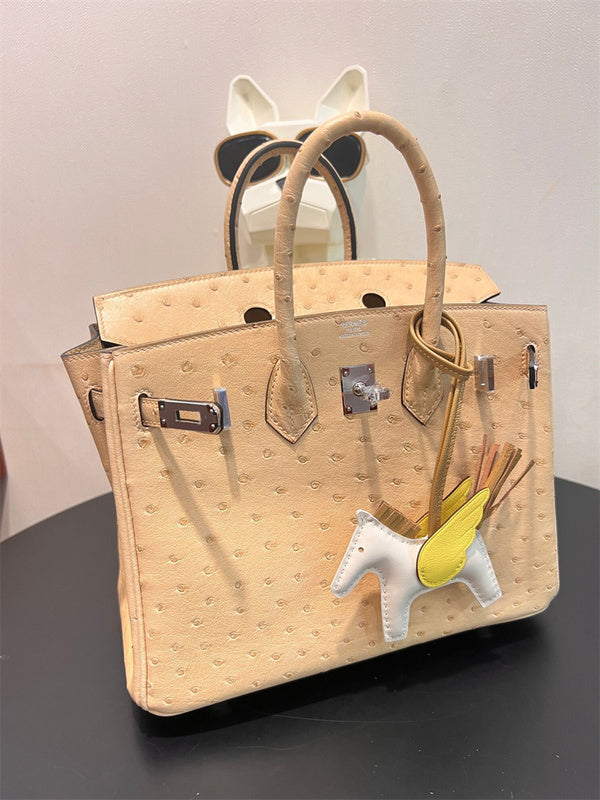  Contemporary shoulder bag front view 7