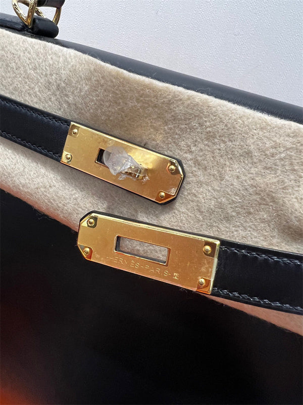  Classic tote bag carried on shoulder