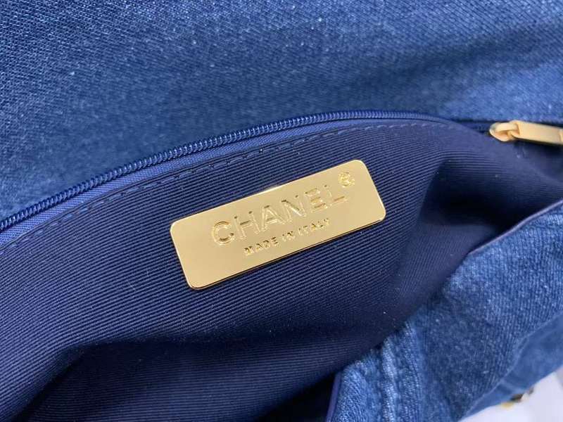 Zivas Charm Modern Minimalist Look Luxury Handbag (Versatile Style Statement) – Lifestyle Shot