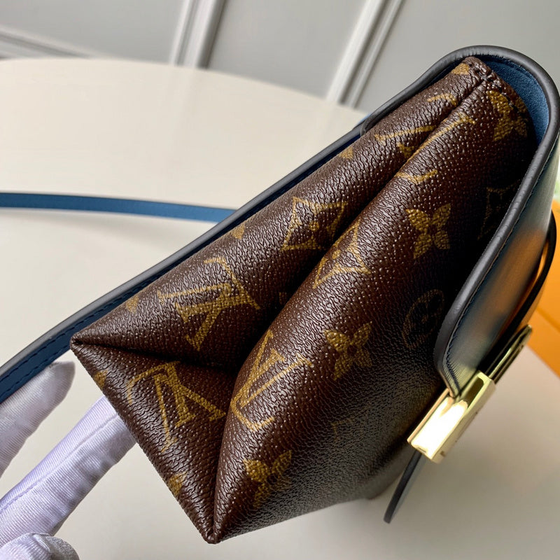 Handle and strap detail of sleek structured women's handbag – women's statement bag