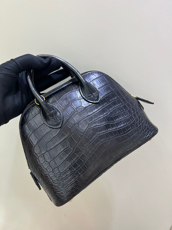 Effortless handbag styled for everyday wear