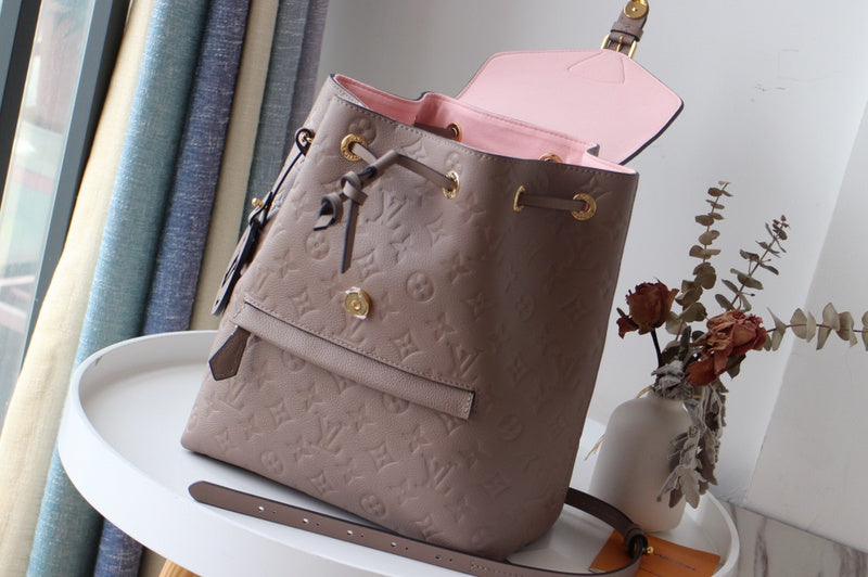 Side profile of everyday-luxe modern women's handbag – women's premium purse