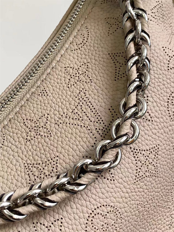  signature everyday bag styled with outfit 18