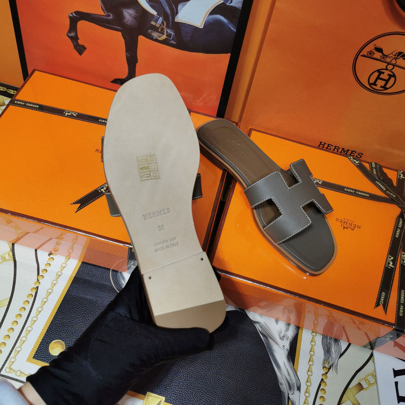 Hermès Camel Flat Thong Sandals - Close-Up Texture View
