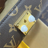  versatile everyday bag detail view showing craftsmanship 14