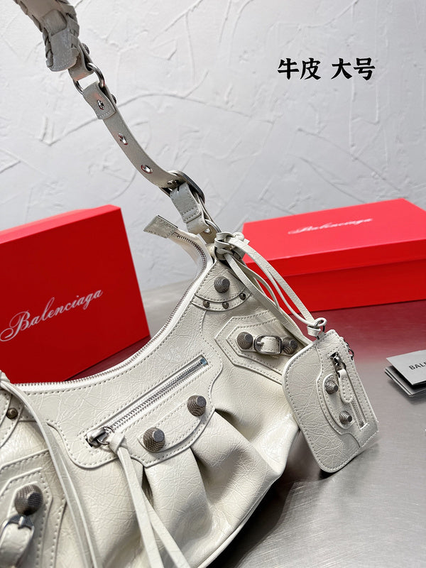 Ziva's Charm handbag – detail view (one versatile size)