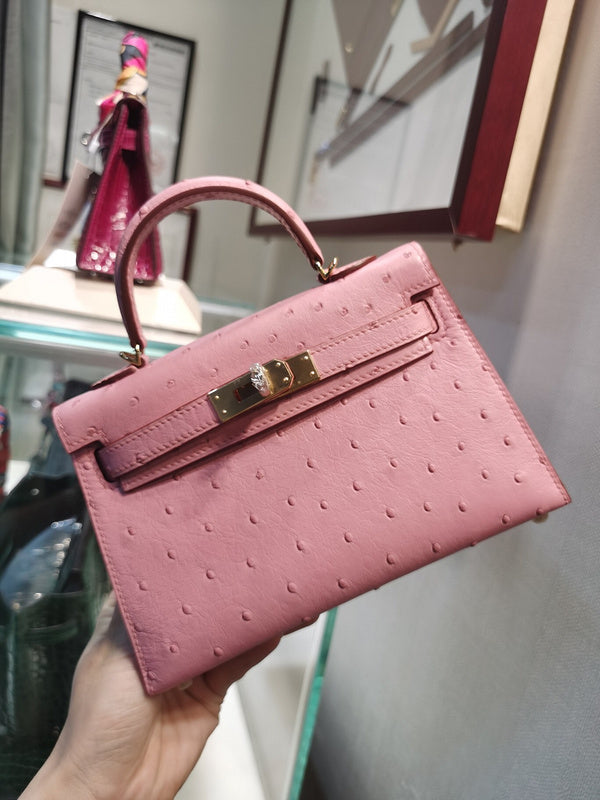 Graceful handbag styled for everyday wear