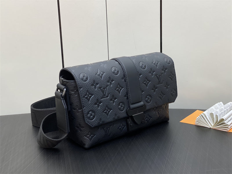  Structured shopper bag carried on shoulder
