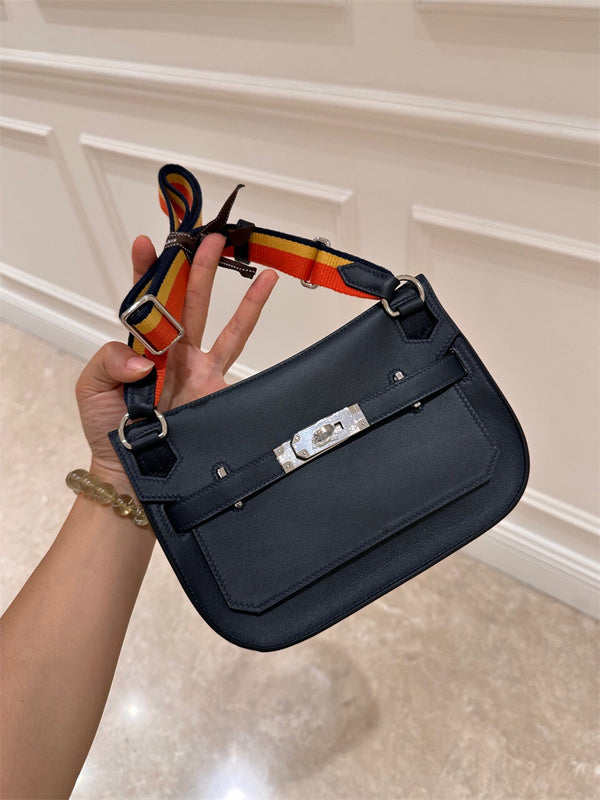  satchel interior and compartment view