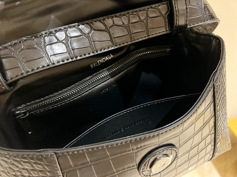 Ziva's Charm handbag – product shot (one versatile size)