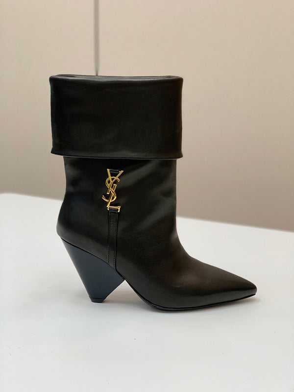 Styling view of Saint Laurent luxury piece style No.040