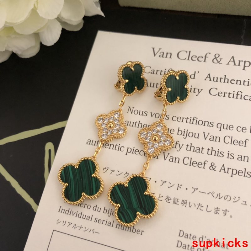 Side view of Van Cleef & Arpels unisex jewelry piece