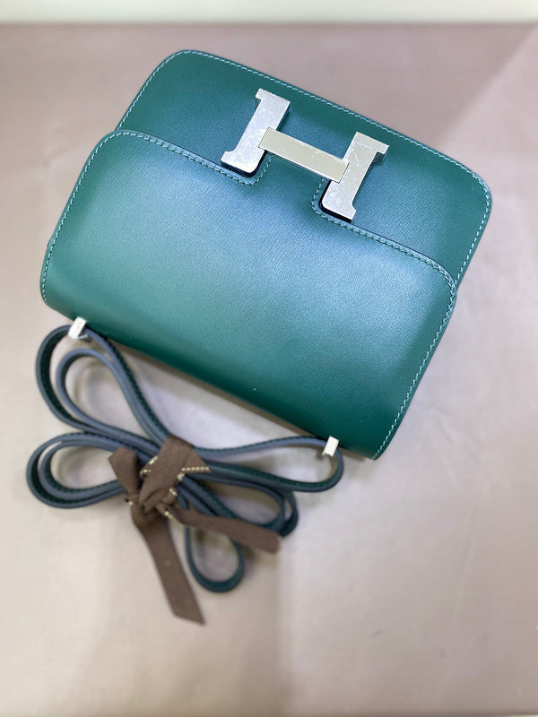Timeless handbag styled for everyday wear