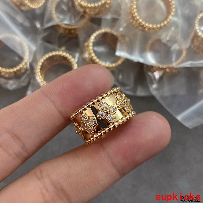 Side view of Van Cleef & Arpels unisex jewelry piece
