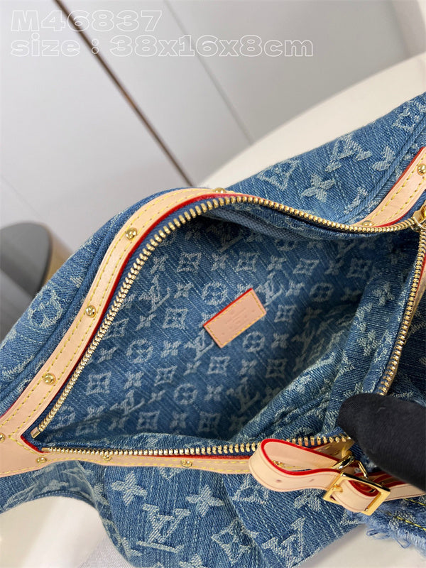  structured bag interior and compartment view 9