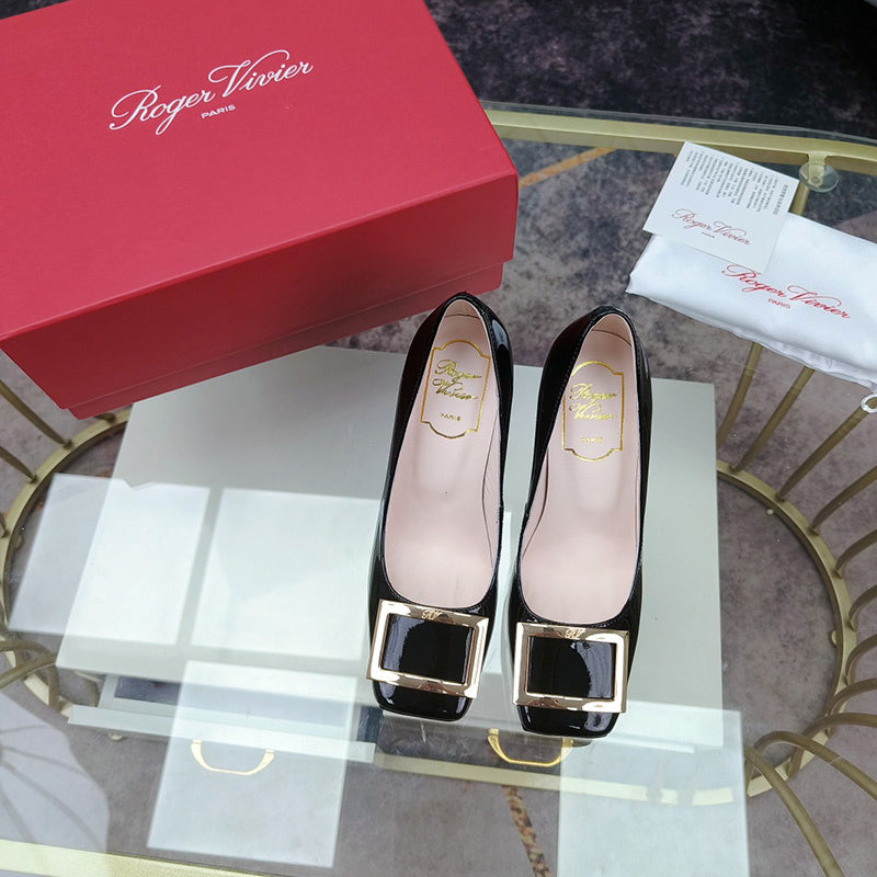 Three-quarter angle view of Roger Vivier luxury piece style No.106
