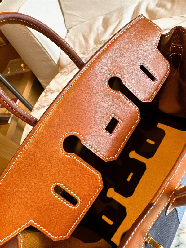 shoulder bag close-up of hardware and finish 11