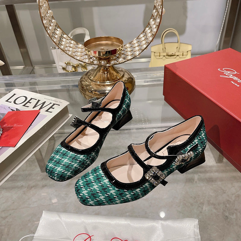 Full silhouette view of Roger Vivier luxury piece style No.081