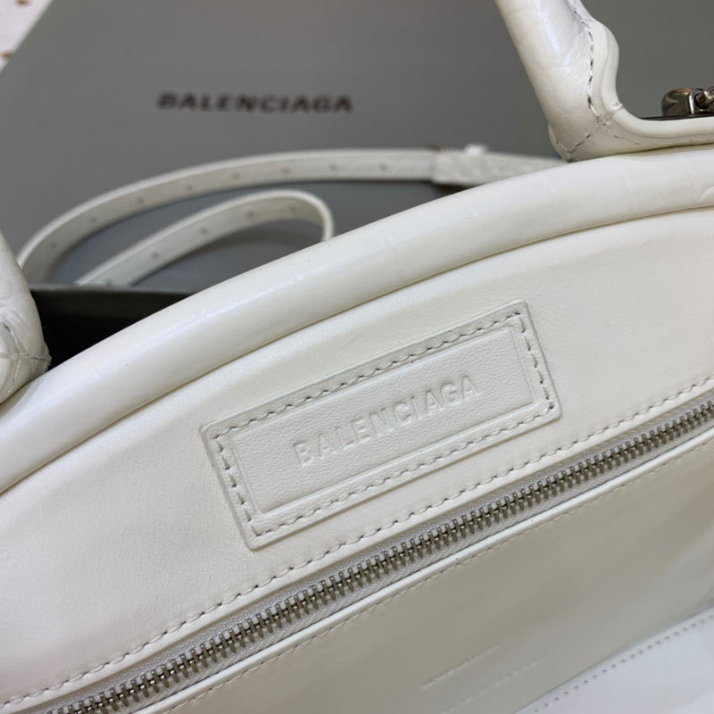 Effortless Premium PU Leather Handbag - Everyday Elegance | Women's Premium Handbag #526 - texture close-up (image 9) of designer-inspired handbag