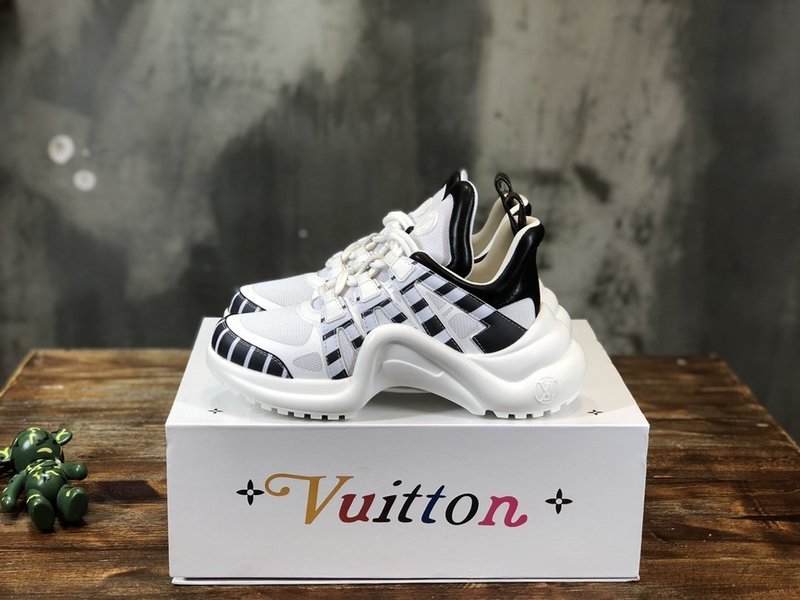 Front view of Louis Vuitton luxury piece style No.133