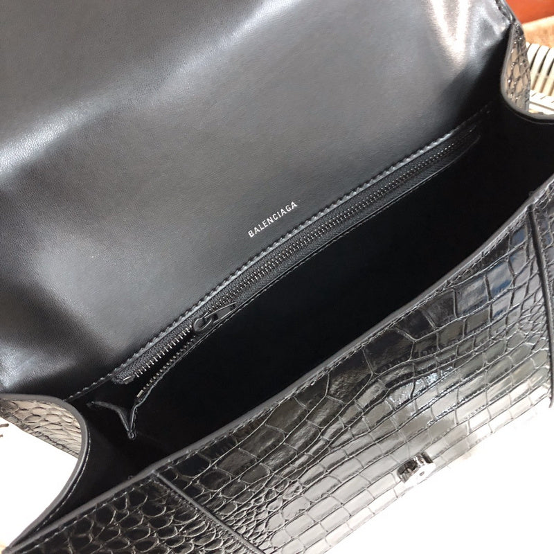 Side profile of sleek classic women's handbag – women's everyday handbag