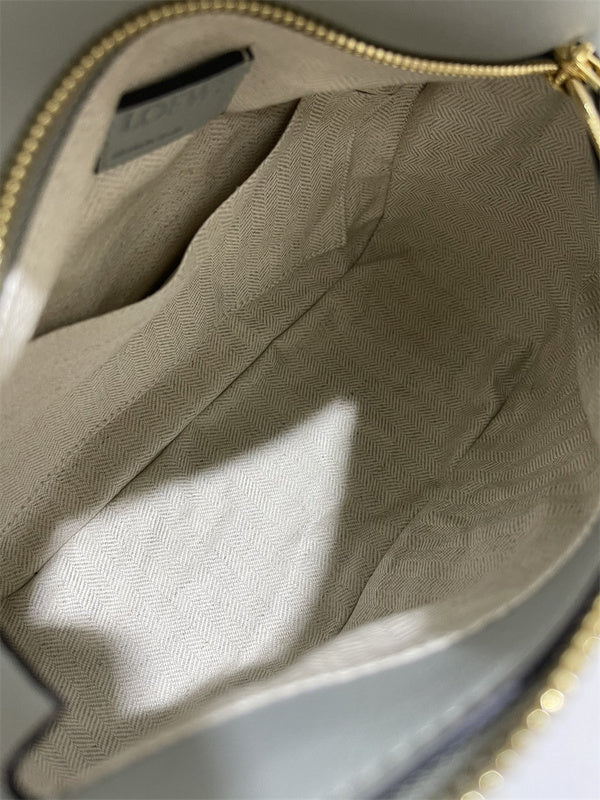 Ziva's Charm handbag – detail view (24cm*16cm*10cm)